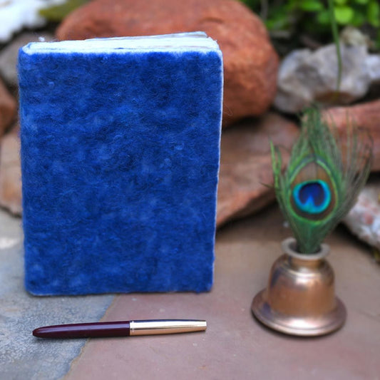 Handgefertigtes Tagebuch aus Filz in Blau