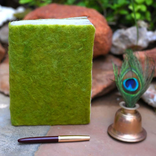 Handgefertigtes Tagebuch aus Filz in Grün