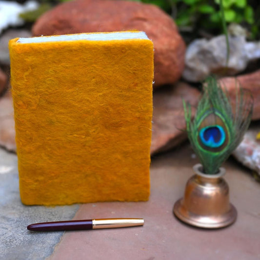 Handgefertigtes Tagebuch aus Filz in Orange