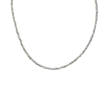Kleine silberne Halskette mit Rohdiamantperlen und Silberverschluss