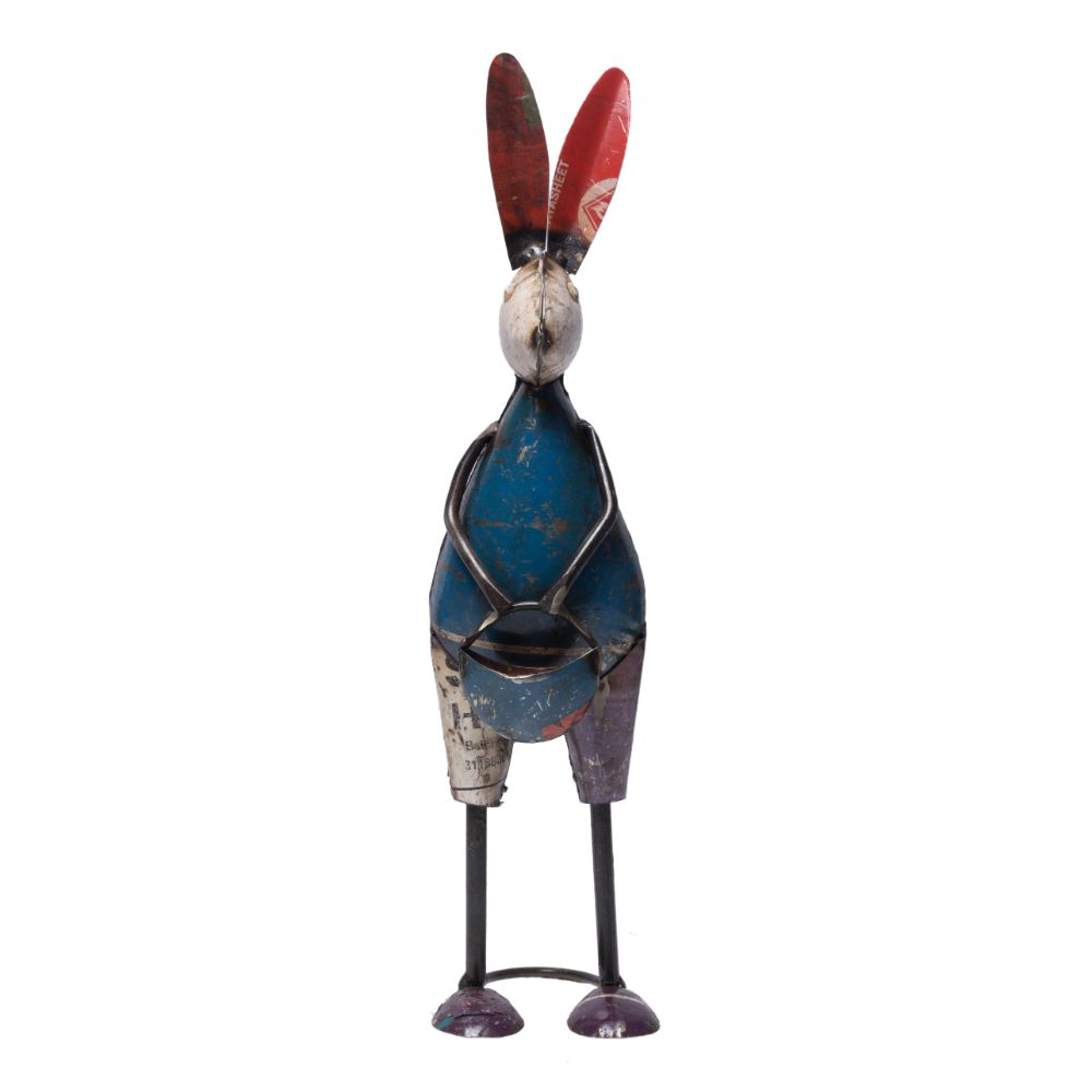 Recycelte Figur „Kaninchen mit Tasche“.