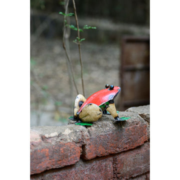 Recycelte Froschskulptur