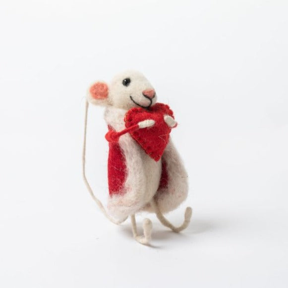 Mäuse mit roter Jackenherzverzierung