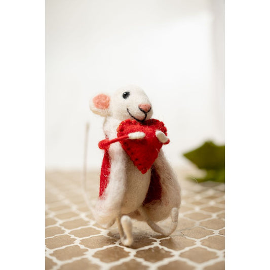 Mäuse mit roter Jackenherzverzierung